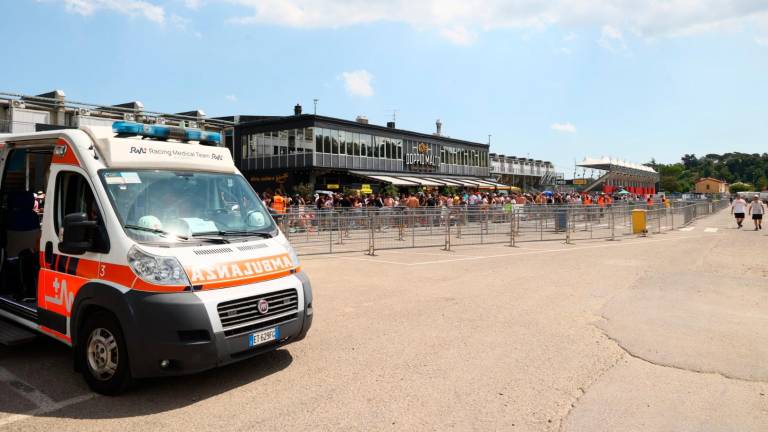 Imola, il flusso ordinato del pubblico transgenerazionale degli AC/Dc sceglie il treno FOTOGALLERY MMPH Imola, il flusso ordinato del pubblico transgenerazionale degli AC/Dc sceglie il treno FOTOGALLERY MMPH
