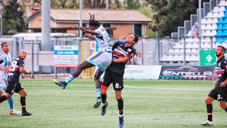A sinistra Lorenzo Malagrida durante l’allenamento di ieri mattina allo stadio Romeo Neri, a destra un duello tra Joshua Tenkorang e Andrea Delcarro in Virtus Entella-Rimini della scorsa stagione A sinistra Lorenzo Malagrida durante l’allenamento di ieri mattina allo stadio Romeo Neri, a destra un duello tra Joshua Tenkorang e Andrea Delcarro in Virtus Entella-Rimini della scorsa stagione