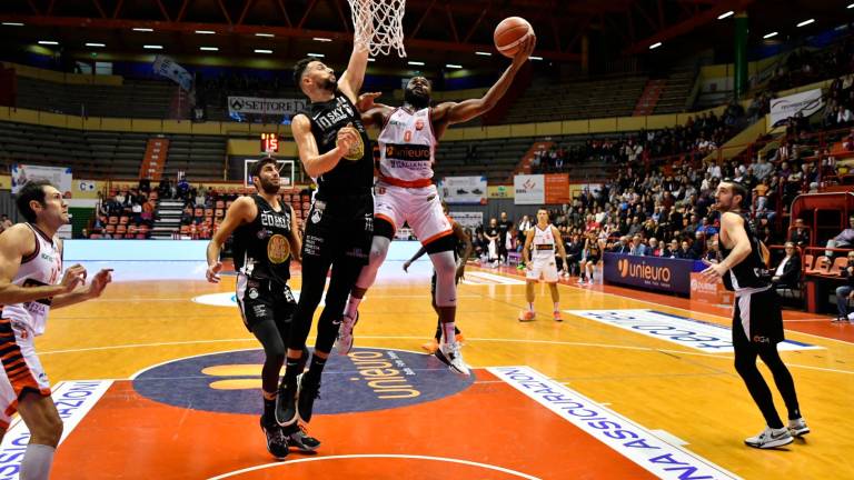 Kadeem Allen nel match d’andata contro Udine foto Fabio Blaco Kadeem Allen nel match d’andata contro Udine foto Fabio Blaco