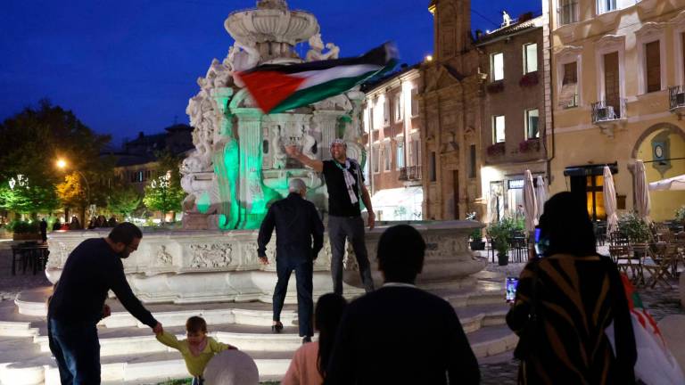 In più di 300 alla manifestazione per la pace tra Israele e Palestina in centro a Cesena In più di 300 alla manifestazione per la pace tra Israele e Palestina in centro a Cesena