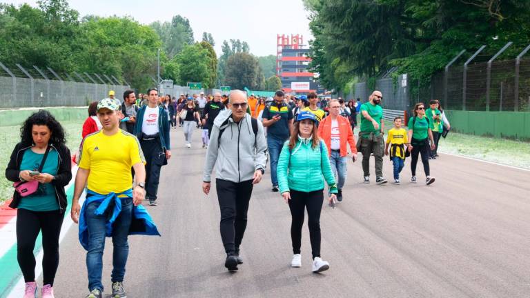 Imola, tifosi in pista con i colori del Brasile e tanta commozione per rendere omaggio ad Ayrton Senna fin dalle prime ore del mattino VIDEO GALLERY Imola, tifosi in pista con i colori del Brasile e tanta commozione per rendere omaggio ad Ayrton Senna fin dalle prime ore del mattino VIDEO GALLERY