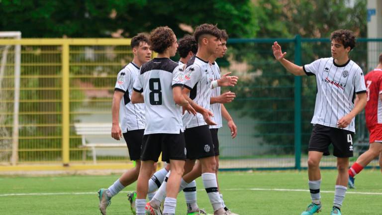 Amadori festeggiato dopo il primo gol al Bari (Foto e video Zanotti)