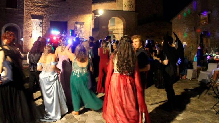 Longiano, il fantasy romantico fa sognare oltre 300 appassionati di Velaris Longiano, il fantasy romantico fa sognare oltre 300 appassionati di Velaris