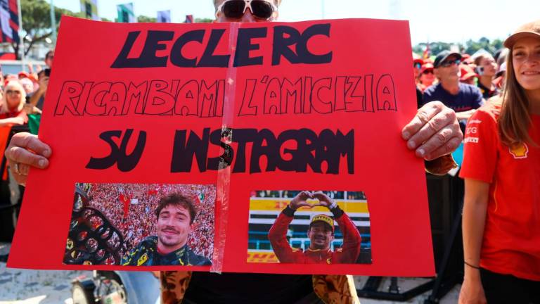 “Ciao come state?”: il delirio del popolo Ferrari per Hamilton e Leclerc a Imola - Gallery “Ciao come state?”: il delirio del popolo Ferrari per Hamilton e Leclerc a Imola - Gallery