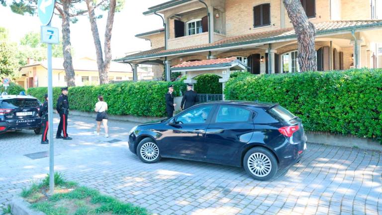 Cesenatico, spari per fermare un ladro che aveva ferito un carabiniere: colpiti il malvivente e la proprietaria della casa VIDEOGALLERY Cesenatico, spari per fermare un ladro che aveva ferito un carabiniere: colpiti il malvivente e la proprietaria della casa VIDEOGALLERY
