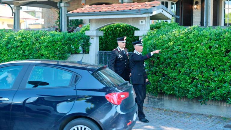 Cesenatico, spari per fermare un ladro che aveva ferito un carabiniere: colpiti il malvivente e la proprietaria della casa VIDEOGALLERY Cesenatico, spari per fermare un ladro che aveva ferito un carabiniere: colpiti il malvivente e la proprietaria della casa VIDEOGALLERY