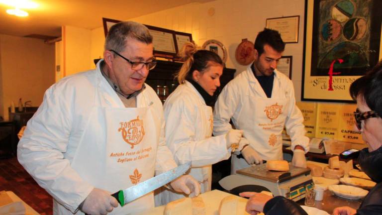 La vendita di formaggio di fossa alle Antiche Fosse Malatestiane La vendita di formaggio di fossa alle Antiche Fosse Malatestiane