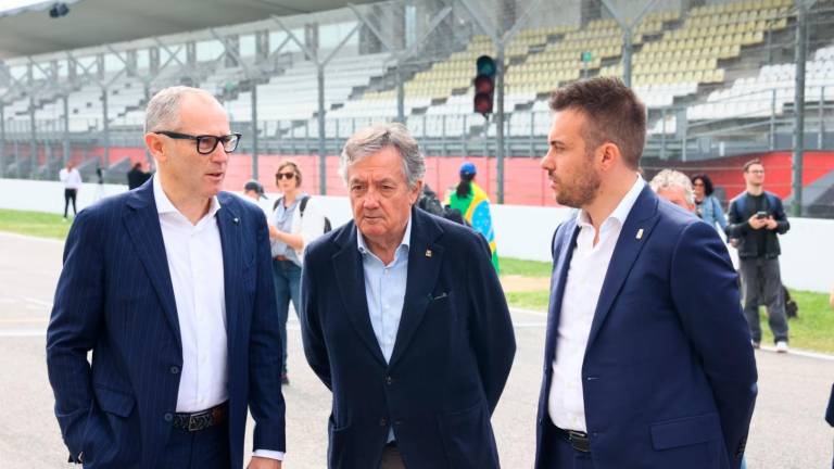 Imola, tifosi in pista con i colori del Brasile e tanta commozione per rendere omaggio ad Ayrton Senna fin dalle prime ore del mattino VIDEO GALLERY Imola, tifosi in pista con i colori del Brasile e tanta commozione per rendere omaggio ad Ayrton Senna fin dalle prime ore del mattino VIDEO GALLERY