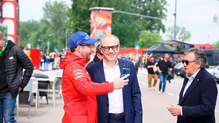 Imola, tifosi in pista con i colori del Brasile e tanta commozione per rendere omaggio ad Ayrton Senna fin dalle prime ore del mattino VIDEO GALLERY Imola, tifosi in pista con i colori del Brasile e tanta commozione per rendere omaggio ad Ayrton Senna fin dalle prime ore del mattino VIDEO GALLERY