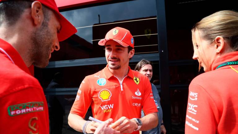 Un sorridente Charles Leclerc firma autografi ai tifosi fotoservizio mmph Un sorridente Charles Leclerc firma autografi ai tifosi fotoservizio mmph