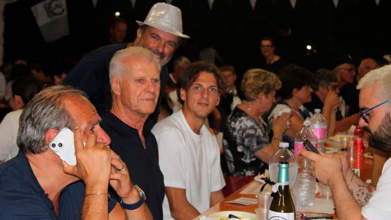 Longiano, in 200 alla festa del Cesena club creato dal prete tifoso: tra gli invitati anche Berti e Ciervo Longiano, in 200 alla festa del Cesena club creato dal prete tifoso: tra gli invitati anche Berti e Ciervo
