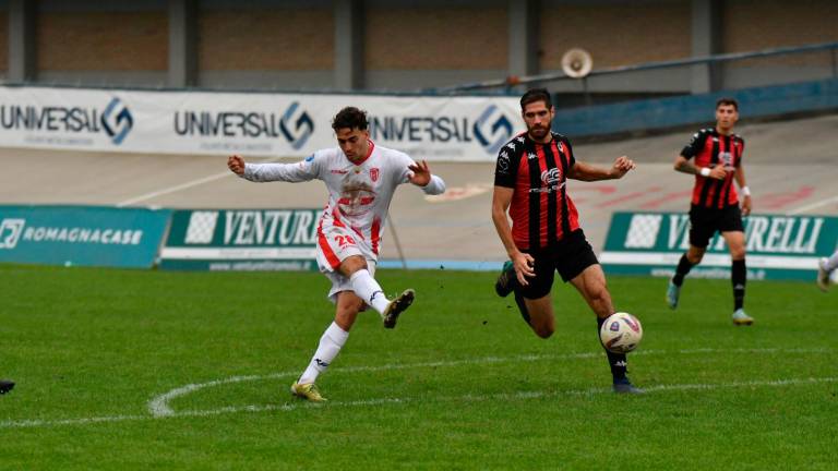 Lorenzo Persichini va al tiro con la maglia del Forlì (foto FABIO BLACO) Lorenzo Persichini va al tiro con la maglia del Forlì (foto FABIO BLACO)