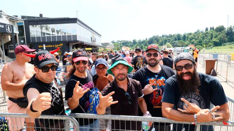 Imola, il flusso ordinato del pubblico transgenerazionale degli AC/Dc sceglie il treno FOTOGALLERY MMPH Imola, il flusso ordinato del pubblico transgenerazionale degli AC/Dc sceglie il treno FOTOGALLERY MMPH