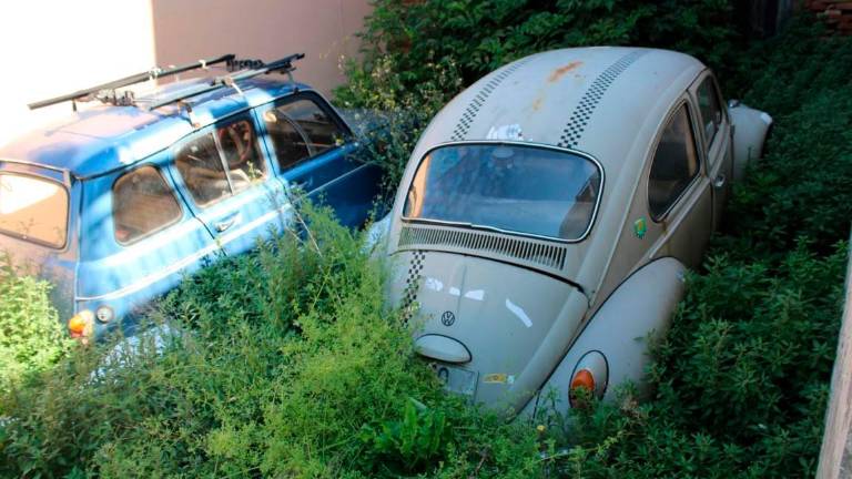 Vecchie auto abbandonate in cortile Vecchie auto abbandonate in cortile