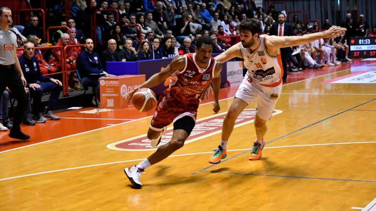 Luca Pollone contro Gerald Robinson nel derby della stagione regolare (Blaco) Luca Pollone contro Gerald Robinson nel derby della stagione regolare (Blaco)