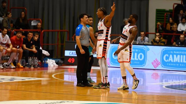 Il momento in cui Xavier Johnson discute con l’arbitro dopo l’espulsione di domenica contro Rieti foto fabio blaco Il momento in cui Xavier Johnson discute con l’arbitro dopo l’espulsione di domenica contro Rieti foto fabio blaco