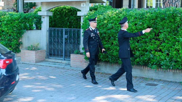 Cesenatico, spari per fermare un ladro che aveva ferito un carabiniere: colpiti il malvivente e la proprietaria della casa VIDEOGALLERY Cesenatico, spari per fermare un ladro che aveva ferito un carabiniere: colpiti il malvivente e la proprietaria della casa VIDEOGALLERY