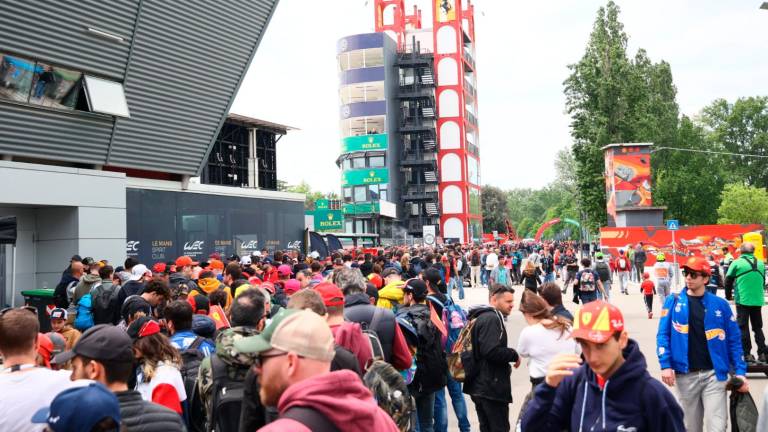 Imola, la Ferrari in pole scalda un pubblico di appassionati veri che hanno riempito pit lane e tribune GALLERY Imola, la Ferrari in pole scalda un pubblico di appassionati veri che hanno riempito pit lane e tribune GALLERY