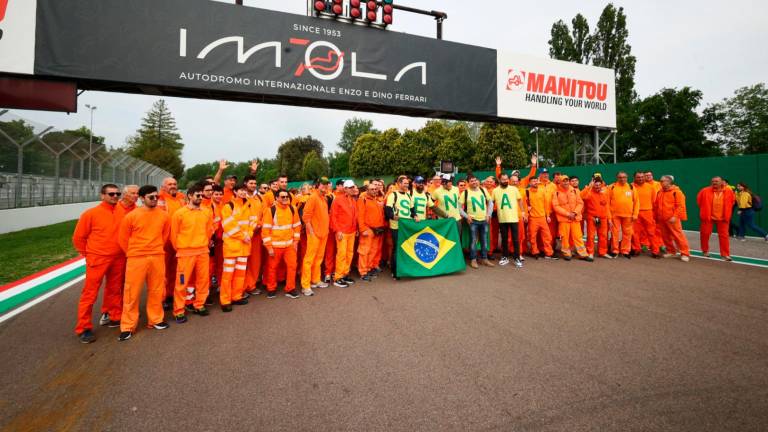 Imola, tifosi in pista con i colori del Brasile e tanta commozione per rendere omaggio ad Ayrton Senna fin dalle prime ore del mattino VIDEO GALLERY Imola, tifosi in pista con i colori del Brasile e tanta commozione per rendere omaggio ad Ayrton Senna fin dalle prime ore del mattino VIDEO GALLERY
