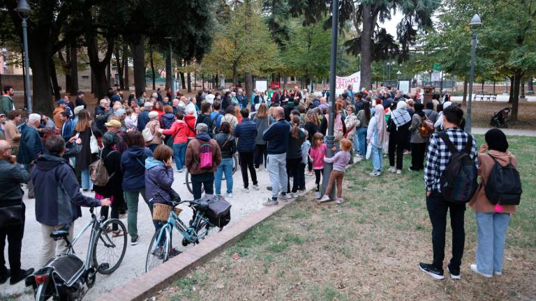 In più di 300 alla manifestazione per la pace tra Israele e Palestina in centro a Cesena In più di 300 alla manifestazione per la pace tra Israele e Palestina in centro a Cesena