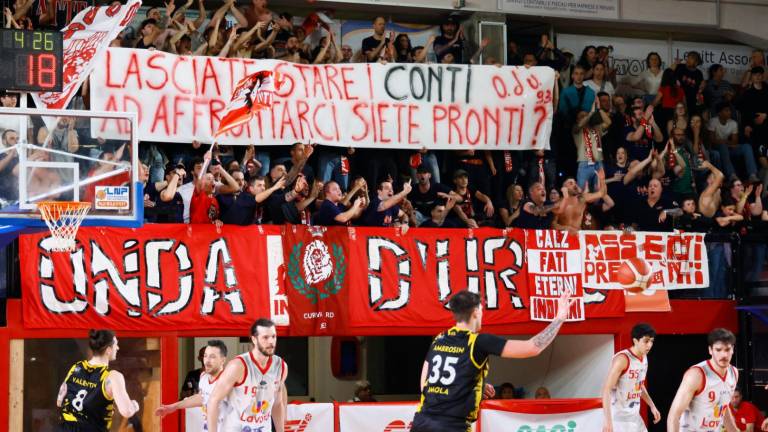 L’Onda d’Urto, il cuore pulsante della tifoseria biancorossa, è in attesa di conoscere il futuro societario e sportivo dell’Andrea Costa foto mmph L’Onda d’Urto, il cuore pulsante della tifoseria biancorossa, è in attesa di conoscere il futuro societario e sportivo dell’Andrea Costa foto mmph