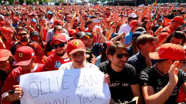 “Ciao come state?”: il delirio del popolo Ferrari per Hamilton e Leclerc a Imola - Gallery “Ciao come state?”: il delirio del popolo Ferrari per Hamilton e Leclerc a Imola - Gallery