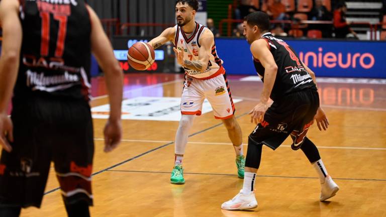 Basket A2, tutto merito dell’Unieuro se battere Cento è sembrato facile - Gallery Basket A2, tutto merito dell’Unieuro se battere Cento è sembrato facile - Gallery