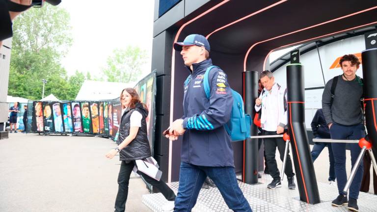 Imola, la Formula 1 è arrivata inaugurata la nuova Fanzone, paddock in piena attività e chiavi della città a Domenicali GALLERY Imola, la Formula 1 è arrivata inaugurata la nuova Fanzone, paddock in piena attività e chiavi della città a Domenicali GALLERY