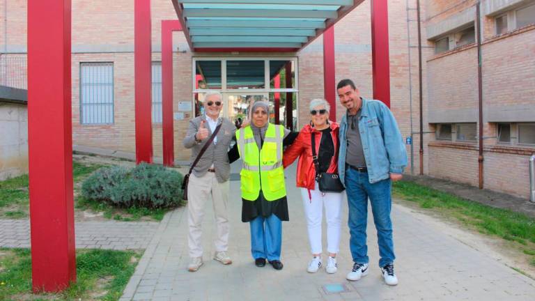Laila Ep Gasmi Marzoug davanti all’ingresso a scuola e col marito assieme a Paolo Seraceni e Marinella Della Bella Laila Ep Gasmi Marzoug davanti all’ingresso a scuola e col marito assieme a Paolo Seraceni e Marinella Della Bella