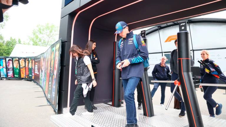 Imola, la Formula 1 è arrivata inaugurata la nuova Fanzone, paddock in piena attività e chiavi della città a Domenicali GALLERY Imola, la Formula 1 è arrivata inaugurata la nuova Fanzone, paddock in piena attività e chiavi della città a Domenicali GALLERY
