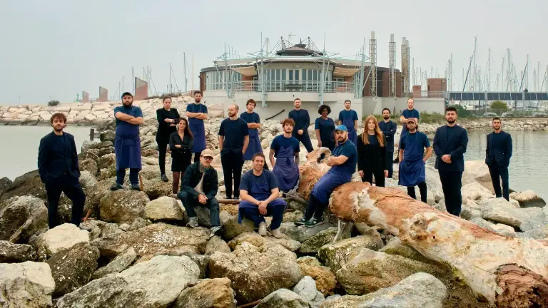 Lo staff del ristorante davanti al locale di Rimini situato nel porto turistico della città Lo staff del ristorante davanti al locale di Rimini situato nel porto turistico della città
