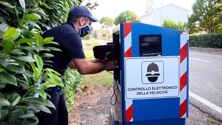 Ravenna. Nuovi autovelox sulla provinciale 13 “Bastia” a San Bernardino e sulla 306 “Casolana” a Castelbolognese attivi da lunedì Ravenna. Nuovi autovelox sulla provinciale 13 “Bastia” a San Bernardino e sulla 306 “Casolana” a Castelbolognese attivi da lunedì
