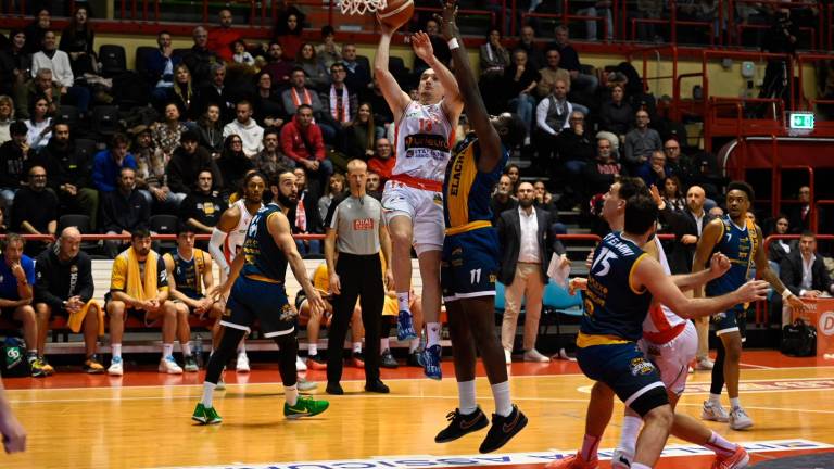 Toni Perkovic si proietta a canestro nel match d’andata contro Vigevano Toni Perkovic si proietta a canestro nel match d’andata contro Vigevano