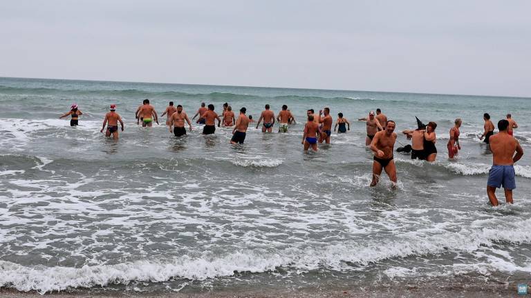 Misano Adriatico, 40 temerari in mare per il primo tuffo nonostante freddo e pioggia. Tra loro anche il sindaco Misano Adriatico, 40 temerari in mare per il primo tuffo nonostante freddo e pioggia. Tra loro anche il sindaco
