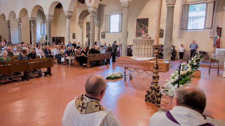 Ravenna, una folla al funerale di don Giuliano Trevisan. C’è anche Riccardo Muti Ravenna, una folla al funerale di don Giuliano Trevisan. C’è anche Riccardo Muti