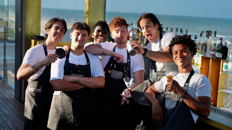 Lo staff di “Altorooftop” diretto dal giovane bar manager cesenate Niccolò Amadori. Lo staff di “Altorooftop” diretto dal giovane bar manager cesenate Niccolò Amadori.