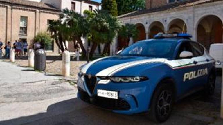 Ravenna, donna spruzza spray al peperoncino a un uomo che beve al bar: scoppia la rissa, tre denunciati Ravenna, donna spruzza spray al peperoncino a un uomo che beve al bar: scoppia la rissa, tre denunciati