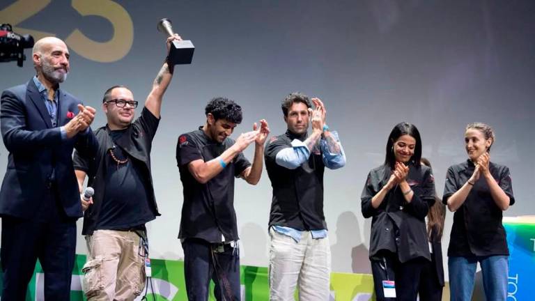 Il momento della premiazione con lo staff dell’Aguardiente sul palco Il momento della premiazione con lo staff dell’Aguardiente sul palco