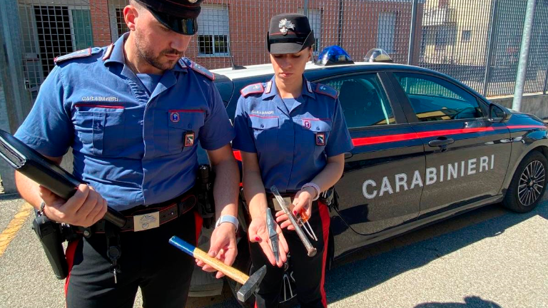 Gli attrezzi trovati a bordo dell’auto Gli attrezzi trovati a bordo dell’auto