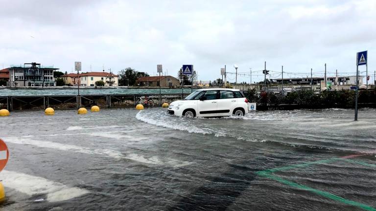 Maltempo Ravenna, disastro in spiaggia: il mare allaga decine di stabilimenti Maltempo Ravenna, disastro in spiaggia: il mare allaga decine di stabilimenti