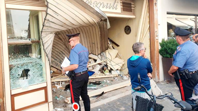 Rimini, spaccata in gioielleria in pieno centro storico VIDEO Rimini, spaccata in gioielleria in pieno centro storico VIDEO