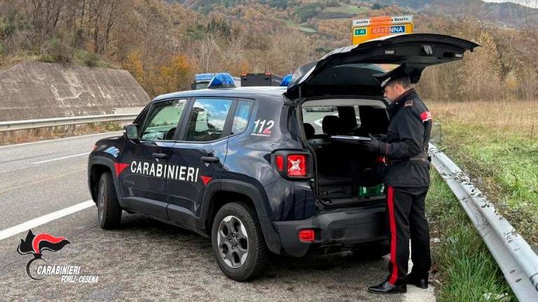 Cesena, un ragazzo vuole buttarsi dal cavalcavia della E45: salvato da due giovani Carabinieri a Borello Cesena, un ragazzo vuole buttarsi dal cavalcavia della E45: salvato da due giovani Carabinieri a Borello
