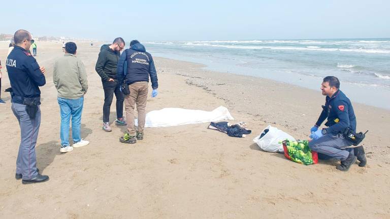Rimini, donna muore mentre fa il bagno al mare, un giovane nordafricano ha provato a salvarla VIDEO Rimini, donna muore mentre fa il bagno al mare, un giovane nordafricano ha provato a salvarla VIDEO