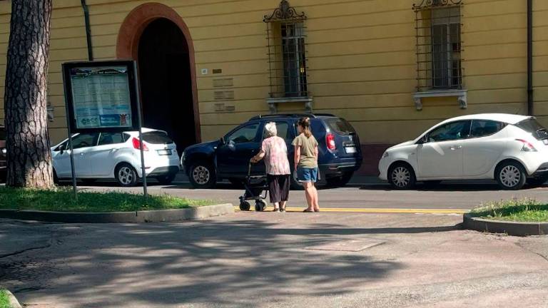 Imola, strisce cancellate in prossimità dei giardini pubblici. I cittadini: «Passaggio pericoloso» Imola, strisce cancellate in prossimità dei giardini pubblici. I cittadini: «Passaggio pericoloso»
