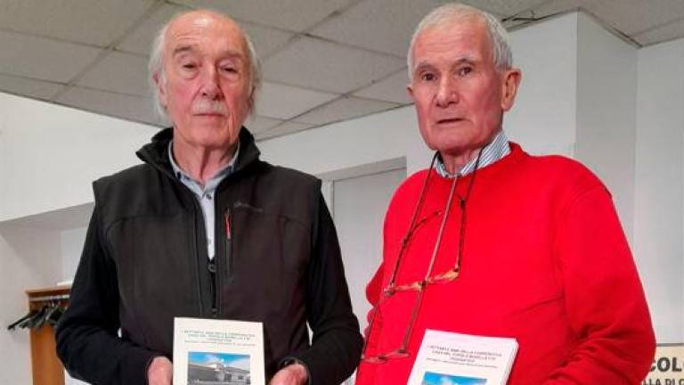Luciano Bernardini e Adamo Ricci col libro sulla Casa del Popolo Luciano Bernardini e Adamo Ricci col libro sulla Casa del Popolo