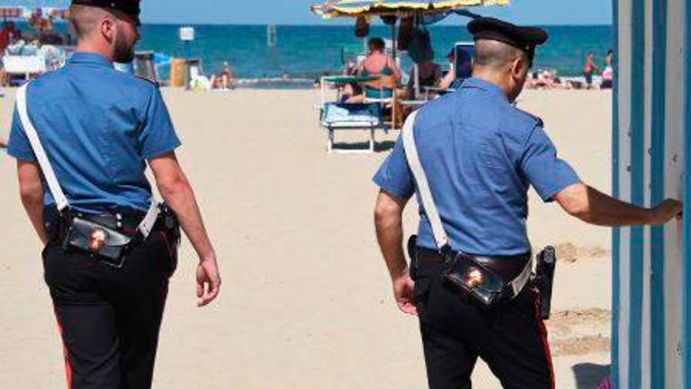 Sorpresa a rubare tra gli ombrelloni: arrestata 41enne a Lido Di Savio Sorpresa a rubare tra gli ombrelloni: arrestata 41enne a Lido Di Savio
