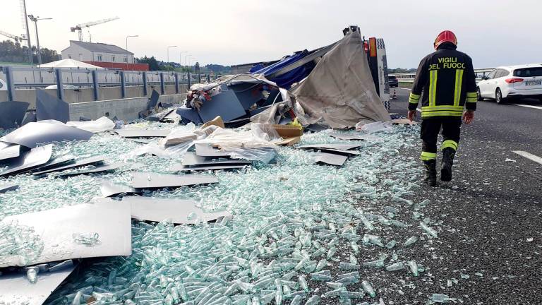 Riccione. Si ribalta camion carico di bottiglie vuote, code sulla A14 GALLERY Riccione. Si ribalta camion carico di bottiglie vuote, code sulla A14 GALLERY