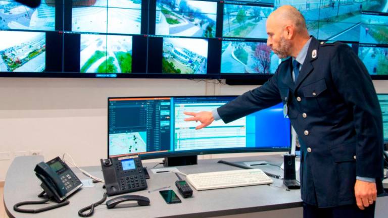 Rimini, danneggia l’auto dei vigili e fugge ma non fa i conti con le telecamere, denunciato Rimini, danneggia l’auto dei vigili e fugge ma non fa i conti con le telecamere, denunciato