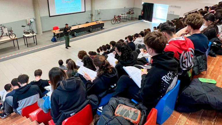 Imola, “Top gun” a scuola: corsi di aeronautica per 145 studenti delle superiori Imola, “Top gun” a scuola: corsi di aeronautica per 145 studenti delle superiori