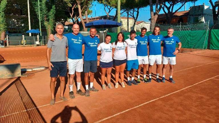 Staff tecnico e societario del Tennis Club Riccione, uno dei fiori all’occhiello dell’attività sportiva nella Perla Verde Staff tecnico e societario del Tennis Club Riccione, uno dei fiori all’occhiello dell’attività sportiva nella Perla Verde